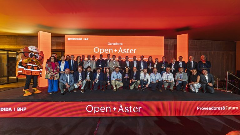 Ganadores de la primera generacion de Open Aster de Escondida BHP en el escenario